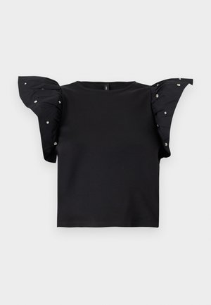 Fekete rövid ujjú felső, fodros, ráncolt ujjakkal, amelyeket apró ezüst szegecsek díszítenek, kerek nyakkivágással és egyenes szegéllyel.