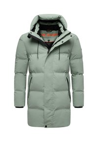 Podložena jakna v svetlo zeleni barvi, s visokim ovratnikom, nastavljivo kapuco, zadrgo spredaj, stranskimi žepi in kontrastnimi črnimi detajli.