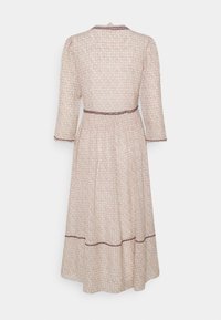Robe midi à manches longues, tissu beige clair avec petits motifs rouges et bordures foncées à la taille, aux poignets et à l'ourlet, vue de dos.