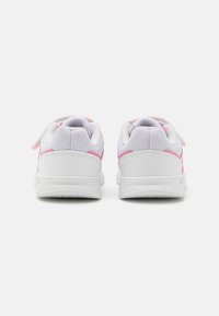 Zapatillas blancas con acentos rosas, detalles de malla, cuello acolchado y suela texturizada. Diseñadas para la comodidad y la transpirabilidad.