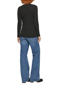 QS SCHMALES MIT DETAIL AM AUSSCHNITT - Longsleeve - schwarz