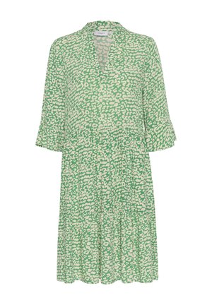 Roheline kleit, millel on valge leopardimuster, V-kaelus, kolmveerandsleeved ja kihiline seeliku disain.