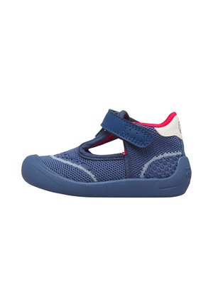 Scarpa traspirante blu per bambini piccoli con cinturino in Velcro, suola in gomma e fodera interna rosa, progettata per un uso casual e supporto.