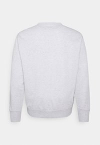 Szara bluza z okrągłym dekoltem, prążkowanymi mankietami i pasem. Miękka faktura, bez widocznych wzorów czy grafik. Widok od tyłu ukazuje prosty design.