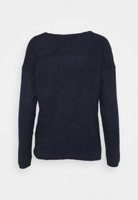 Sininen neulepaita, jossa on löysä istuvuus, leveä pyöreä pääntie ja pitkät hihat. Kankaan pinta on pehmeä ja siinä on hienovarainen hohde.