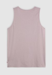 Majica bez rukava svijetlo ljubičaste boje, s mekom, glatkom teksturom i jednostavnim dizajnom. Ima okrugli izrez i malu oznaku logotipa sa strane.