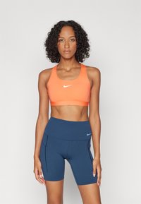 Nike Performance BRA - Vidēja atbalsta sporta krūšturis - light wild mango/white