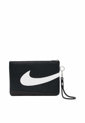 Bustina rettangolare nera con grande swoosh bianco Nike e cinturino nero per polso attaccato alla cerniera.