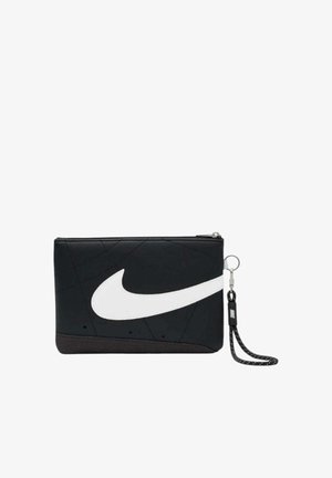 Bustina rettangolare nera con grande swoosh bianco Nike e cinturino nero per polso attaccato alla cerniera.