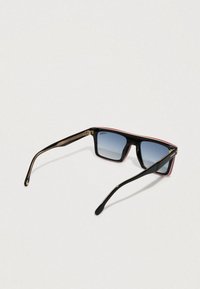 Gafas de sol negras con forma rectangular, lentes azul degradado y detalles rojos en la montura, que cuentan con adornos dorados en las varillas.