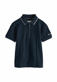 Námornícky modrá polo tričko s polovičným zipsom na golieri, textúrovaný predný vzor, krátke rukávy a biele obšitie pozdĺž goliera. Dopĺňané logom.