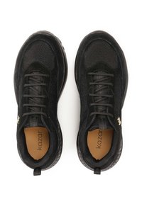 Črne športne čevlje z mrežastim in semiš teksturami, zaobljenim nosom, vezalkami in zanko na peti; vsebujejo subtilen logotip v zlati barvi.