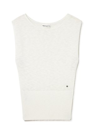 Haut sans manches blanc en maille texturée avec encolure ronde et ourlet côtelé, comportant une petite étiquette métallique de la marque près du bord inférieur.