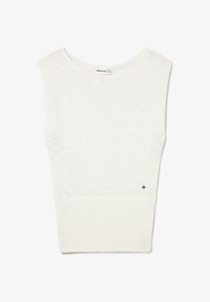 Top de punto sin mangas blanco con textura, cuello redondo y dobladillo acanalado, con una pequeña etiqueta metálica de la marca cerca del borde inferior.