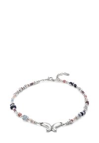 Pulsera de charm en plata con mariposa, que presenta cuentas de varios colores, incluyendo rosa, azul y púrpura, con un diseño delicado y texturizado.