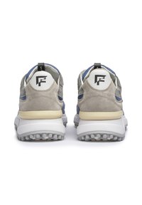 Harmaat ja siniset mokkanahkakengät paksuilla valkoisilla pohjilla, texturetulla takana ja logolla kantapäässä. Sisältää vetotabin ja pehmustetun kauluksen.