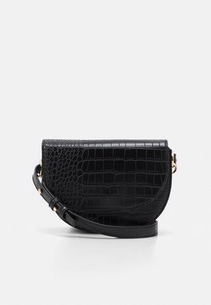 Sac bandoulière noir avec texture crocodile, rabat incurvé et bandoulière réglable avec garnitures dorées, présenté sur fond blanc.