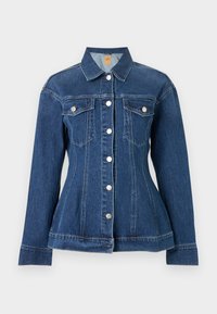 Σκούρο μπλε τζιν μπουφάν με ασημένια κουμπιά, μακριά μανίκια, δύο τσέπες στο στήθος και εφαρμοστή μέση, σε απλό φόντο.