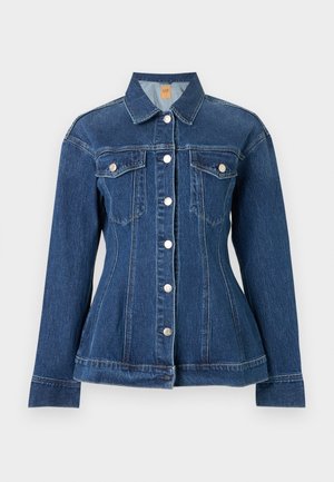 Tumesinine teksajope hõbedaste nuppudega, pikkade varrukate, kahe rinnatasku ja liibuva vöökohaga, esitatud lihtsal taustal.