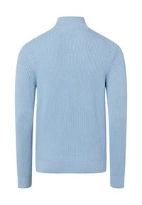 Hellblauer, gerippter Strickpullover mit hohem Kragen, langen Ärmeln und geradem Saum. Weiche Textur und minimale Nähte.