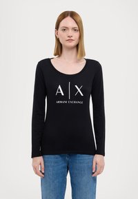 Zwarte langekous met een ronde halslijn, voorzien van een witte "A|X Armani Exchange" logo gecentreerd aan de voorkant. Gladde stoftextuur.