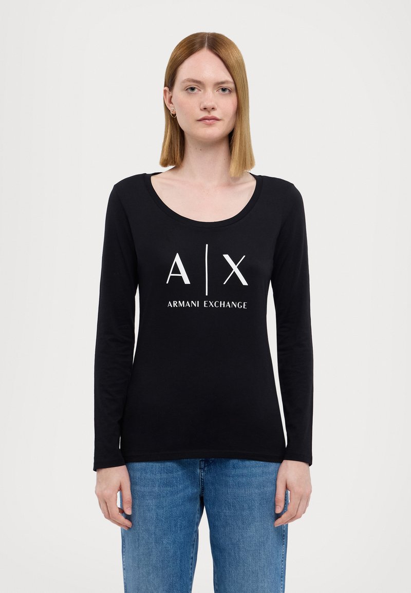 Zwarte langekous met een ronde halslijn, voorzien van een witte "A|X Armani Exchange" logo gecentreerd aan de voorkant. Gladde stoftextuur.