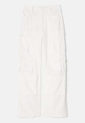 Weiße Cargo-Hosen mit mehreren Taschen, geradem Bein und Knopfverschluss. Hergestellt aus strapazierfähigem Stoff mit glatter Textur.