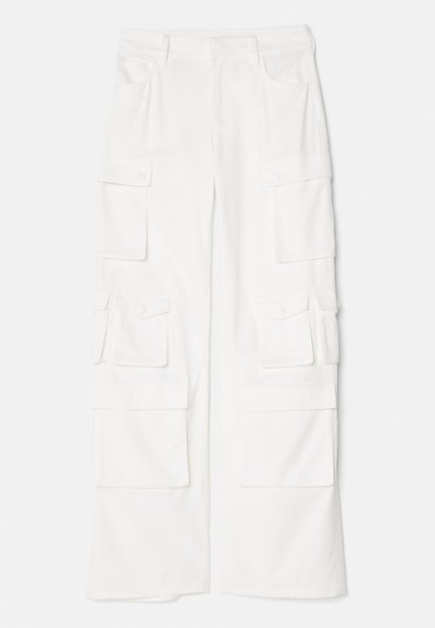 Pantalons cargo blancs avec plusieurs poches, design à jambe droite et fermeture par bouton. Fabriqués en tissu résistant avec une texture lisse.
