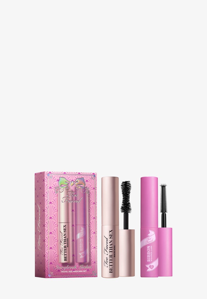 Reisformaat mascara-set met een roze en metallic gouden doos, twee tubes: een roze tube met een borstel en een gouden tube met een vezelborstel.