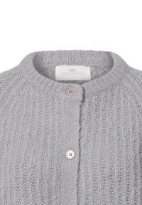 Lichtgrijze gebreide cardigan met ronde halslijn en twee zichtbare knopen op de voorflap, merklabel aan de binnenkant van de kraag.