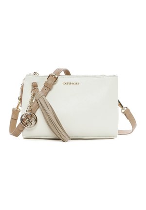 Biała prostokątna torebka na ramię z beżowym regulowanym paskiem, frędzlami oraz złotymi detalami w postaci zawieszki z logo i zamka.