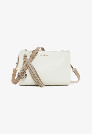 Biała prostokątna torebka na ramię z beżowym regulowanym paskiem, frędzlami oraz złotymi detalami w postaci zawieszki z logo i zamka.