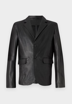 Blazer de cuero negro con solapa, dos botones, dos bolsillos frontales y una textura suave, diseñado con un corte entallado.