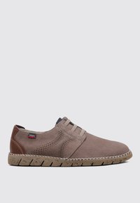 Zapatos de ante marrón con diseño perforado y acentos azules. Presentan una suela beige con un acabado texturizado y detalles cosidos.