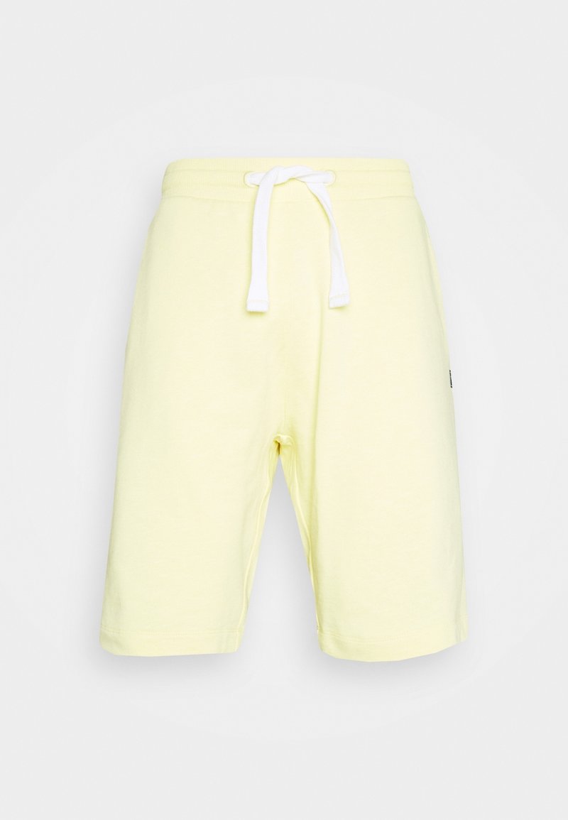 Shorts jaune clair longueur genou avec une taille élastique et un cordon blanc, présentés sur un fond uni clair.