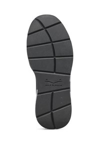 Suola in gomma nera con grip testurizzato, caratterizzata da un motivo di battistrada con scanalature e rilievi, contrassegnata dal logo "VOILE BLANCHE".
