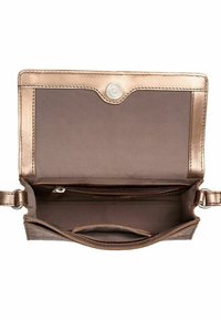 Borsa a tracolla in bronzo aperta con fodera in tessuto, tasca con cerniera all'interno e chiusura a pressione sul risvolto.