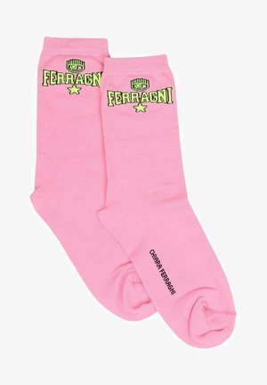 Chaussettes en coton rose arborant le logo "FERRAGNI" en noir et vert, avec un accent en forme d'étoile. Texture lisse et design de longueur mi-mollet.