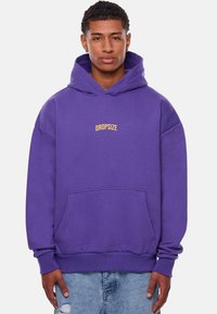 Paarse hoodie met een voorzak en het woord "DROPSIZE" in lichtoranje tekst op de borst, met ribgebreide mouwen en onderrand.