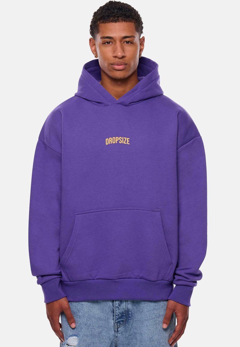 Paarse hoodie met een voorzak en het woord "DROPSIZE" in lichtoranje tekst op de borst, met ribgebreide mouwen en onderrand.