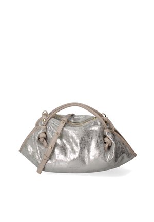 Sac à main métallisé argenté avec poignées beige et bandoulière réglable, avec des détails noués et une fermeture éclair supérieure.