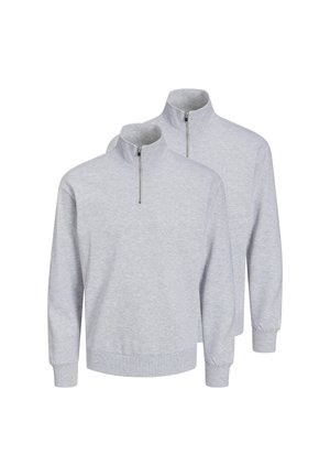 Dwa jasnoszare swetry z suwakiem do ćwiartki, ze stójką oraz ściągaczami przy rękawach i u dołu, pokazane warstwowo na białym tle.