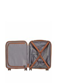 Braune Reisetasche mit strukturiertem Außenmaterial, Reißverschlussfächern und einem Innenbereich mit grauem Stoff sowie Kreuzgurten zur Sicherung von Gegenständen.