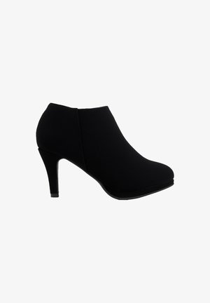 Bota de tobillo negra de tacón alto hecha de un tejido suave, con punta redonda y un tacón de aguja delgado. Diseño sin costuras y sin adornos.