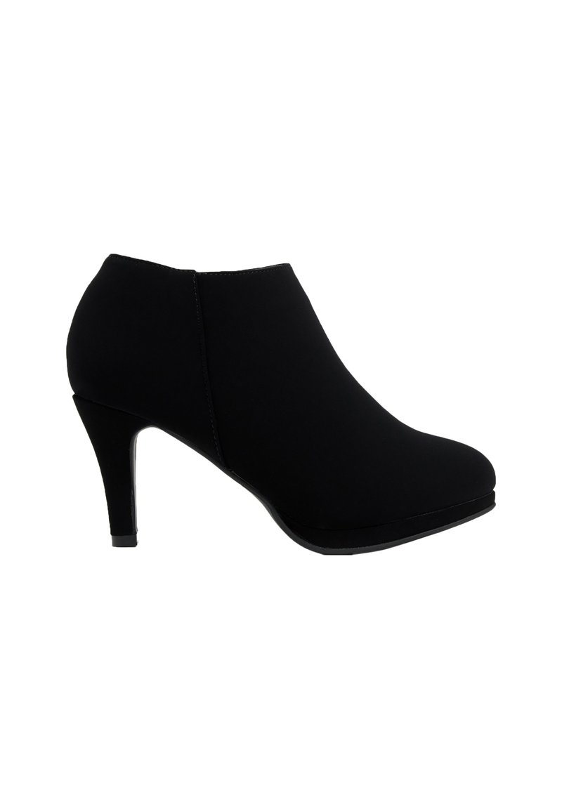 Bota de tobillo negra de tacón alto hecha de un tejido suave, con punta redonda y un tacón de aguja delgado. Diseño sin costuras y sin adornos.