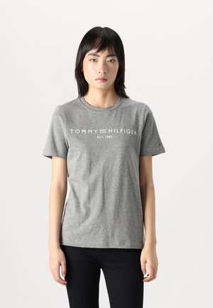 Grå bomulls t-shirt med texten "TOMMY HILFIGER EST. 1985" i vitt. Kort ärm och rundad halsringning. Enkelt och klassiskt design.