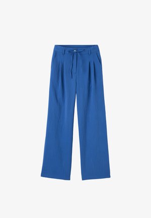 Pantalon bleu à jambes larges avec plis devant, poches latérales, passants pour ceinture, fermeture par boutons et ceinture en tissu nouée à la taille.