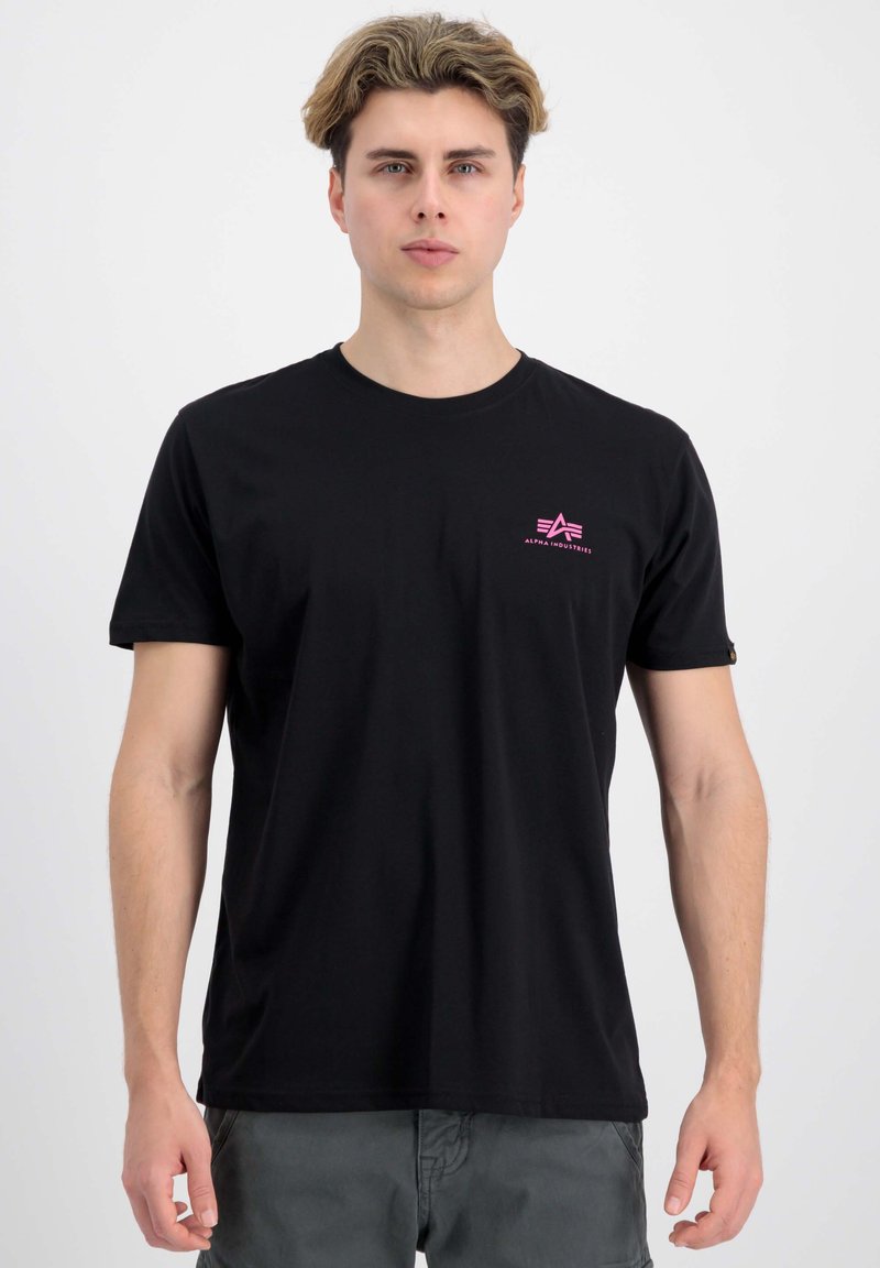 Tricou negru cu mânecă scurtă, având un logo roz pe piept, realizat dintr-un material moale, cu guler de tip crew classic și o croială regular.