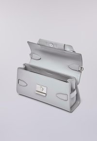 Borsa a tracolla in pelle argentata con una trama liscia, design aperto, chiusura frontale e manici laterali. Presenta un interno spazioso e bordi dettagliati.