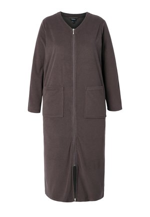 Dlouhý tmavě hnědý fleecový kabát se zipem vpředu, kulatým výstřihem, dlouhými rukávy a dvěma velkými předními našitými kapsami.